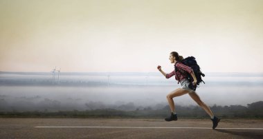 Sırt çantalı gezgin kadın turist