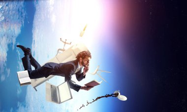 Adam uçar ve dizüstü bilgisayarda çalışır. Karışık ortam