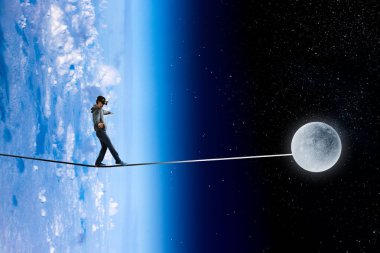 Sanal gerçeklik deneyimi. Vr kulaklık takan adam