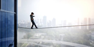 Sanal gerçeklik deneyimi. Vr kulaklık takan adam