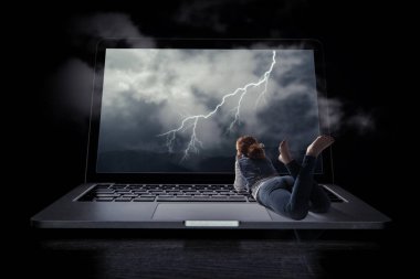 Ayakları havada, gündelik giysiler içinde genç bir kadın.