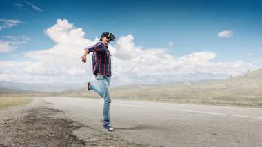 Sanal gerçeklik deneyin. Karışık teknik