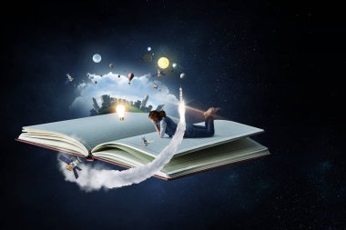 Büyük kitap konsepti olan küçük kadın.