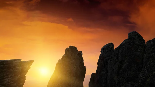 Berggipfel am Himmel bei Sonnenuntergang — Stockfoto