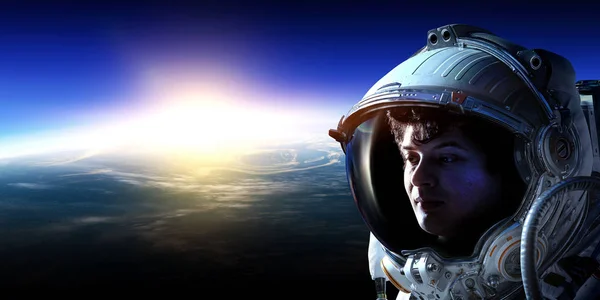 Uzay adamı ve gezegen, uzay kavramında insan — Stok fotoğraf