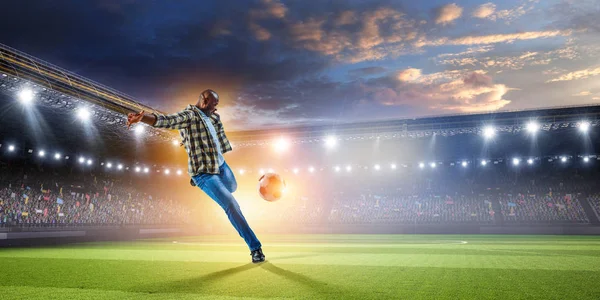 Svart man spelar sin bästa fotbollsmatch — Stockfoto