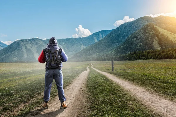 Turista viajero con su mochila — Foto de Stock