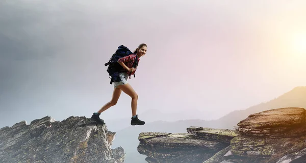 Concetto di escursionismo o trekking — Foto Stock