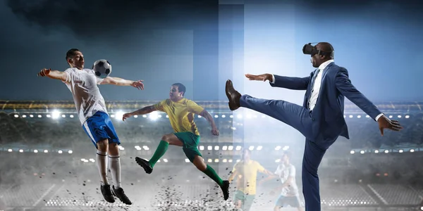 Svart man på virtuell verklighet fotbollsmatch — Stockfoto