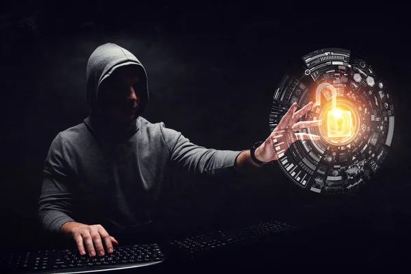 Хакер у темній халупі — стокове фото