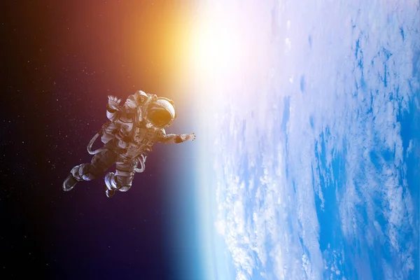 Космонавт на космической миссии — стоковое фото