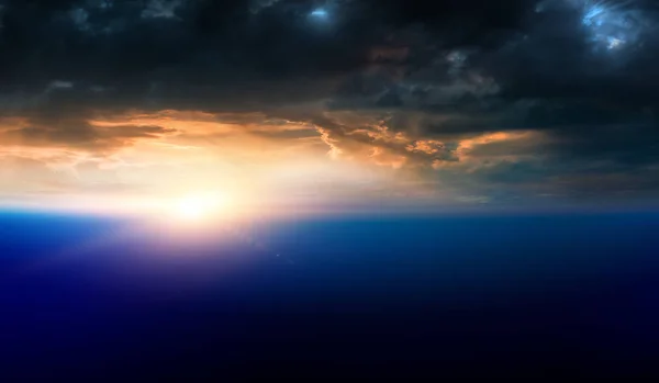 Tierra con salida del sol sobre fondo espacial azul —  Fotos de Stock