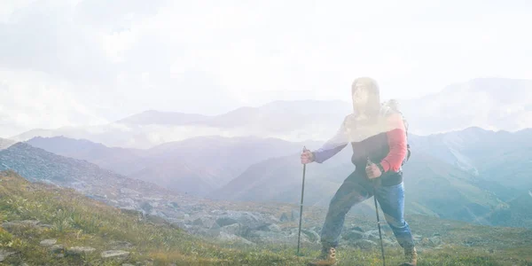 Travelling tourist with his backpack — Stock Photo, Image