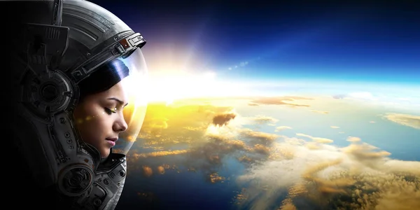 Astronaut und Planet, Mensch im Weltraum — Stockfoto