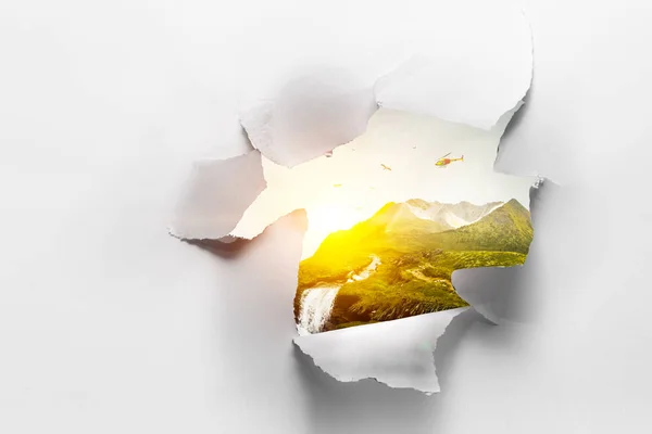 Yırtık kağıt deliğinin efekti — Stok fotoğraf