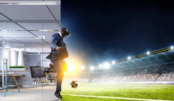 Sanal kasklı Afrikalı adam. Karışık ortam