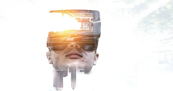 Imagen abstracta de la experiencia de realidad virtual, un hombre con gafas VR — Foto de Stock