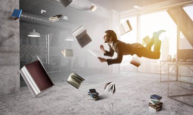 Neşeli mutlu iş adamı yatay olarak yükseliyor.