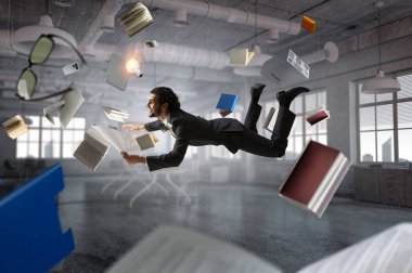 Neşeli mutlu iş adamı yatay olarak yükseliyor.