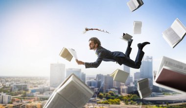 Neşeli mutlu iş adamı yatay olarak yükseliyor.