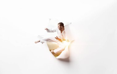 Karate vuruşlu yırtık kağıt efekti