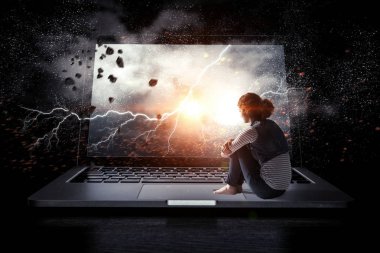 Tamamen yalnız hissediyorum. Karışık ortam