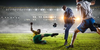 Futbol adamı topla iş başında. Karışık ortam