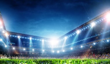 Işıklar altında tam gece futbol sahası