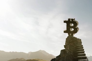 Merdivenle dağın üzerinde Bitcoin sembolü