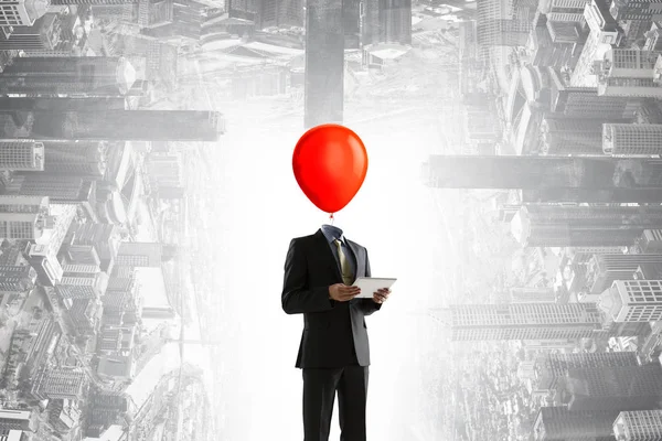 Επιχειρηματίας με κεφαλή κόκκινης λάμπας. Έννοια της επιχειρηματικής αποδοτικότητας. — Φωτογραφία Αρχείου