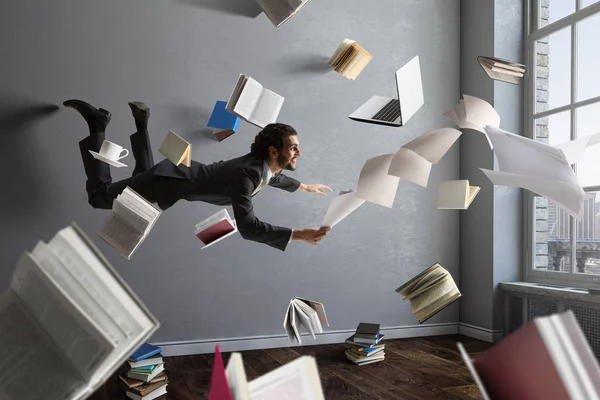 Alegre happe hombre de negocios levitando horizontalmente — Foto de Stock