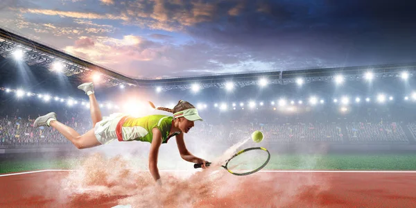 Jonge vrouw tennissen in actie — Stockfoto