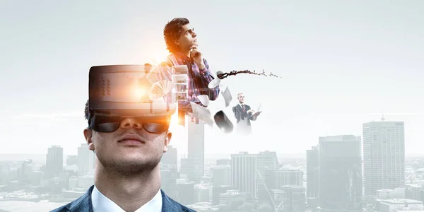 Imagen abstracta de la experiencia de realidad virtual, un hombre con gafas VR —  Fotos de Stock