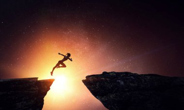 Kadın koşucu zorluk üstesinden. Karışık ortam