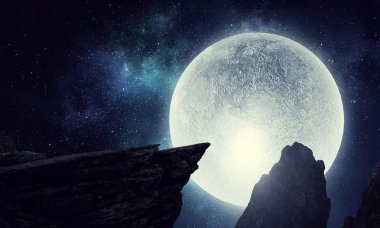 Dolunay ile karanlık yıldızlı gökyüzünde dağ zirveleri