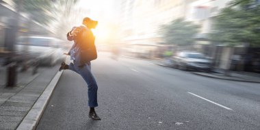 Sanal gerçeklik kaskı takan siyah adam