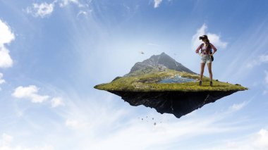 Sırt çantalı gezgin kadın turist