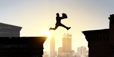 Uçurumdan atlamak, meydan okuma konsepti.