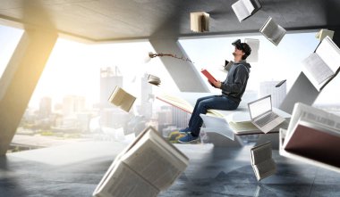 Sanal gerçeklik deneyimi, sanal gerçeklik gözlüklü genç adam.