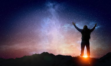 Uzun yürüyüşe çıkan kimse adam dağlarda. Karışık teknik