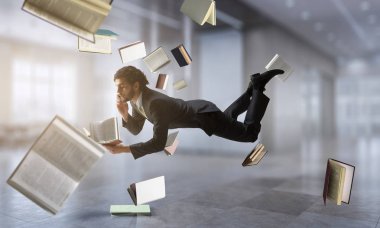 Neşeli mutlu iş adamı yatay olarak yükseliyor.