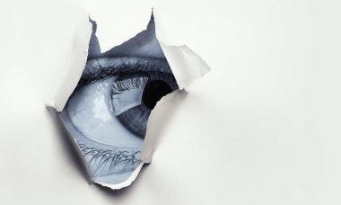 Yırtık bir kağıt deliğinde göz