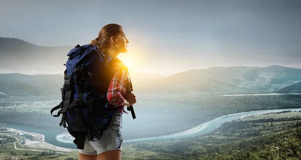 Voyager touriste féminine avec sac à dos — Photo