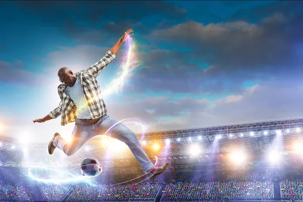 Uomo nero gioca la sua migliore partita di calcio — Foto Stock