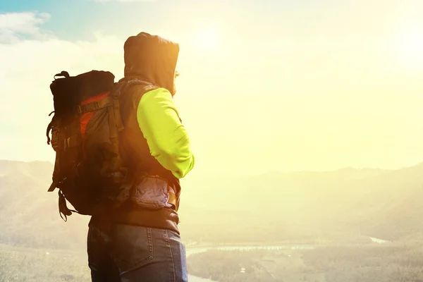 Travelling tourist with his backpack — Stock Photo, Image