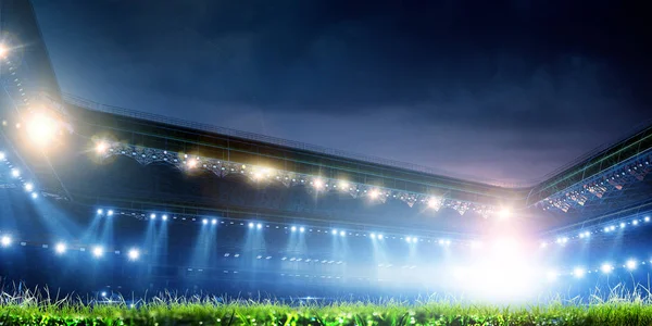 빛에 빈 밤 축구 경기장 — 스톡 사진
