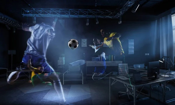 Real room VS Virtual Reality voetbalspel — Stockfoto