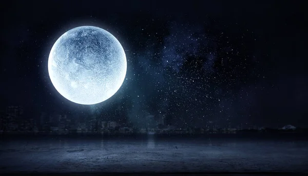 Luna llena sobre ciudad oscura de la noche — Foto de Stock