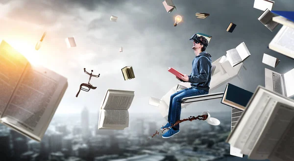 Erfarenhet av virtuell verklighet, ung man i VR-glasögon — Stockfoto
