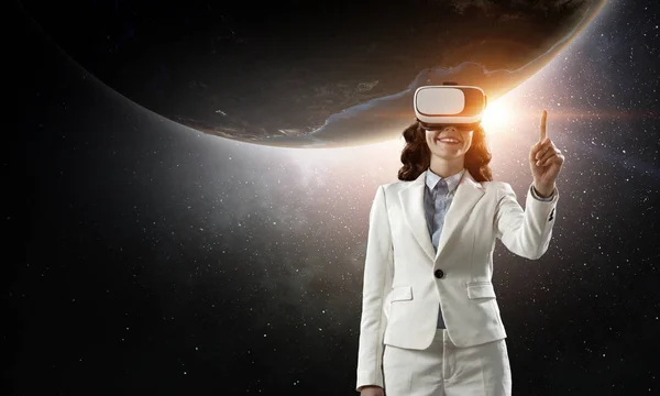 Jong vrouw in virtuele realiteit — Stockfoto